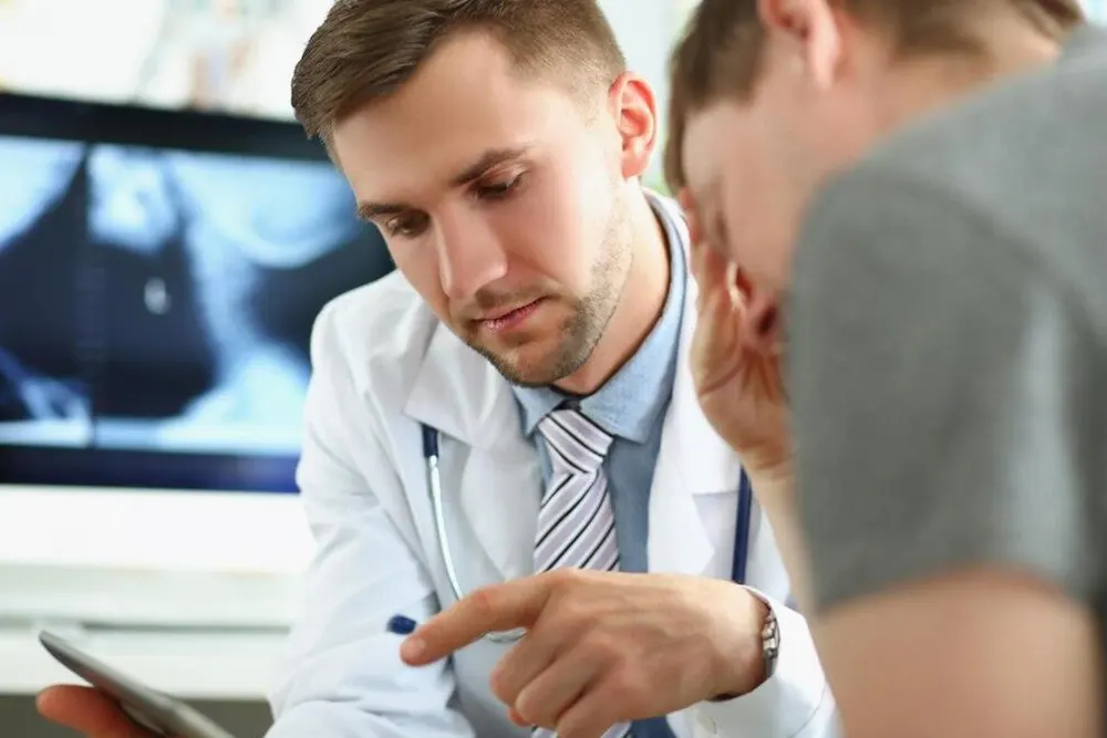 Hidrocele: Simptomat, shkaqet dhe diagnostifikimi i saj 