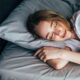 Djersitja natën në gjumë: shkaqet, simptomat dhe trajtimi